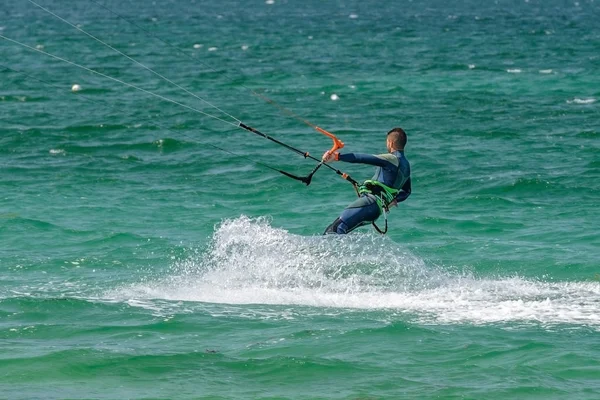 Kite surfen in de Oceaan — Stockfoto