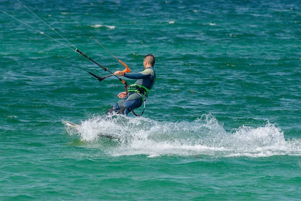 Kite szörfözés az óceánban — Stock Fotó