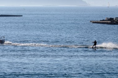 genç adam denizde Kayak