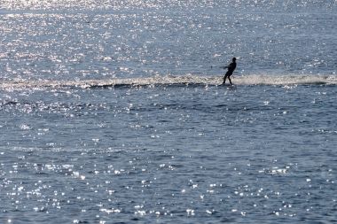 genç adam denizde Kayak