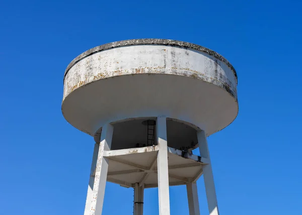 Torre de água contra o céu azul — Fotografia de Stock