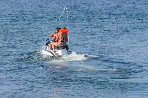 사람들이 타고 hydrocycle 후면 보기 — 스톡 사진