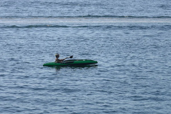 Jeune homme canoë dans la mer — Photo