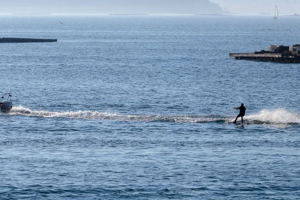 Ung man är skidåkning i havet — Stockfoto