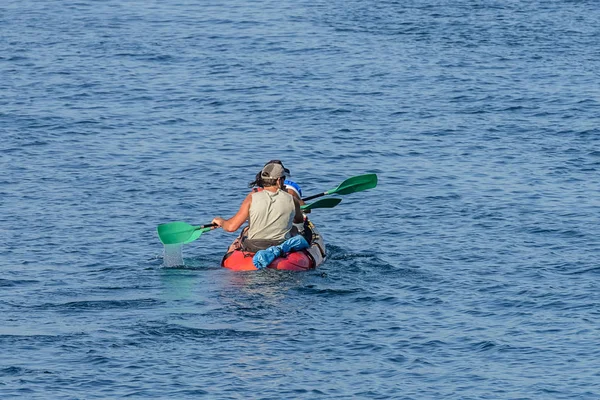 Homem com mulher canoagem no mar — Fotografia de Stock