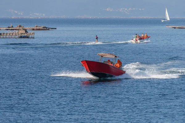 La gente monta un barco a motor en el mar —  Fotos de Stock