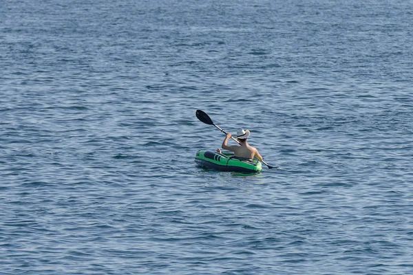 Junger Mann beim Kanufahren im Meer — Stockfoto