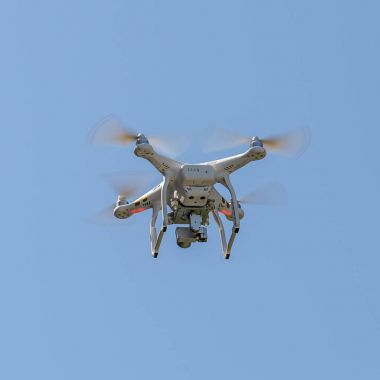 Beyaz drone uçuş