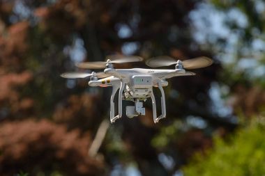 Beyaz drone uçuş