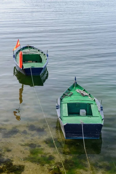 Grüne hölzerne Fischerboote festgemacht — Stockfoto