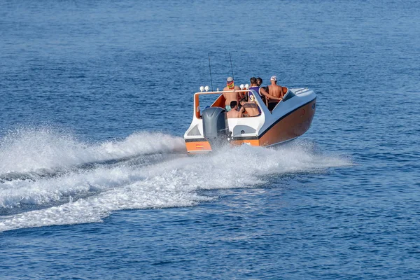 La gente monta un barco a motor en el mar —  Fotos de Stock