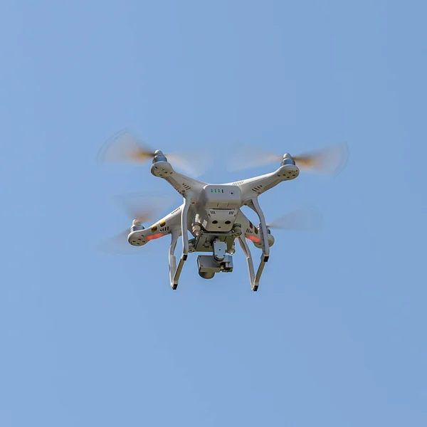 Dron blanco en vuelo —  Fotos de Stock