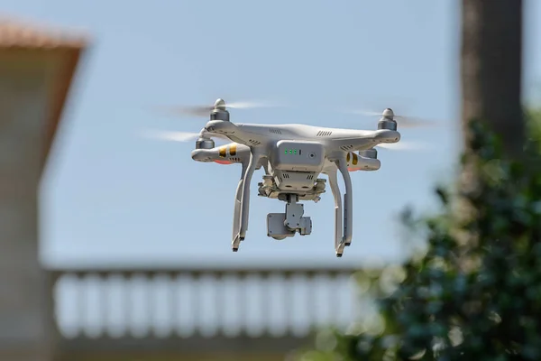 Drone branco em voo — Fotografia de Stock