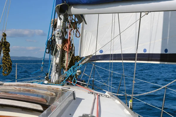 Θέα στη θάλασσα από ιστιοπλοϊκό σκάφος — Φωτογραφία Αρχείου