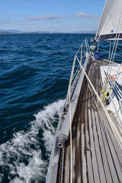 Вид на море з вітрильної яхти — стокове фото