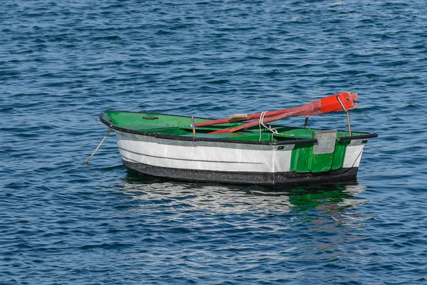 Дерев'яний рибальський човен причалив — стокове фото