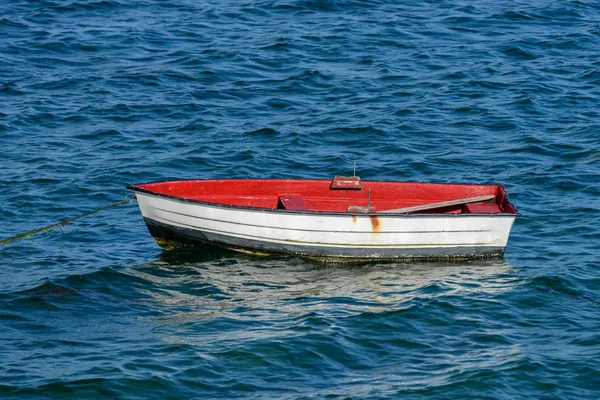 Houten vissersboot afgemeerd — Stockfoto