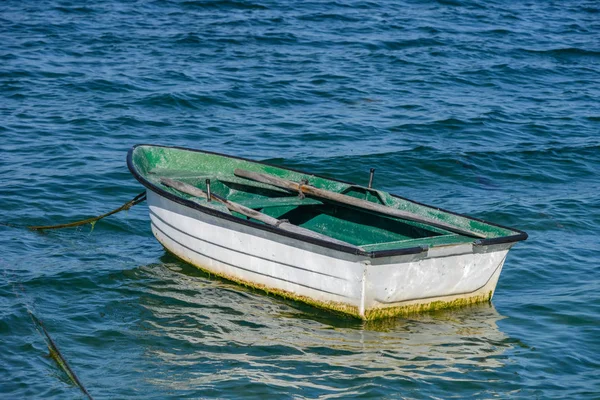 Barco de pesca de madeira amarrado — Fotografia de Stock
