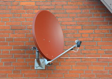 uydu çanağı bir tuğla duvar