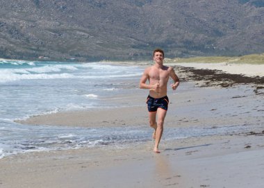 genç adam deniz sahilde koşu