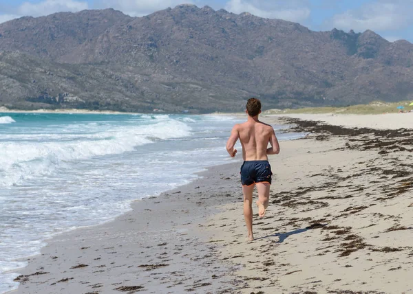 genç adam deniz sahilde koşu