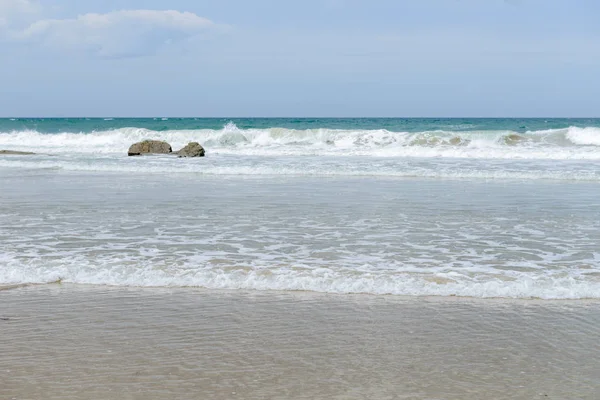 Görünümü mavi bir gökyüzü ve okyanus