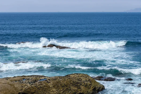 Вид на океан и голубое небо — стоковое фото