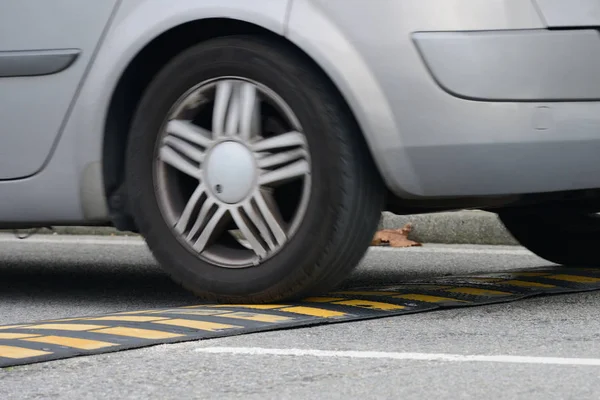 Auto fährt in Nahaufnahme durch eine Geschwindigkeitsbeule — Stockfoto