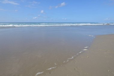 Görünümü mavi bir gökyüzü ve okyanus