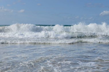 Görünümü mavi bir gökyüzü ve okyanus