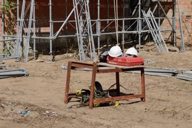 onstruction kask inşaat sitesinde