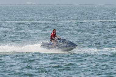 Denizde jet ski üzerinde genç adam