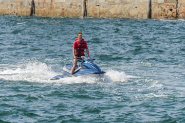 Denizde jet ski üzerinde genç adam