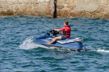 Denizde jet ski üzerinde genç adam