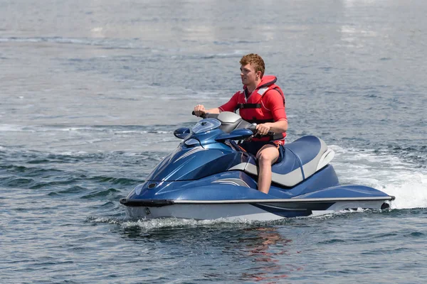 Joven en una moto acuática en el mar —  Fotos de Stock