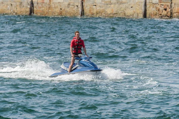 Joven en una moto acuática en el mar — Foto de Stock