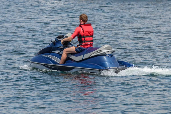 Denizde jet ski üzerinde genç adam