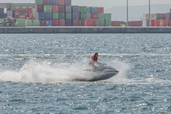 Denizde jet ski üzerinde genç adam
