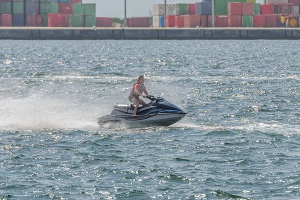 Denizde jet ski üzerinde genç adam