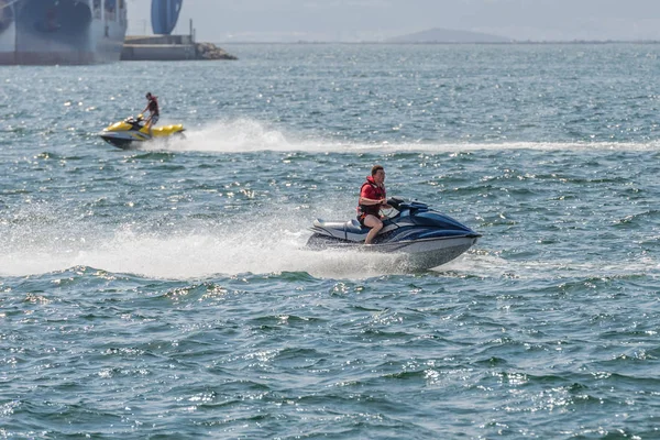 Denizde jet ski üzerinde genç adam