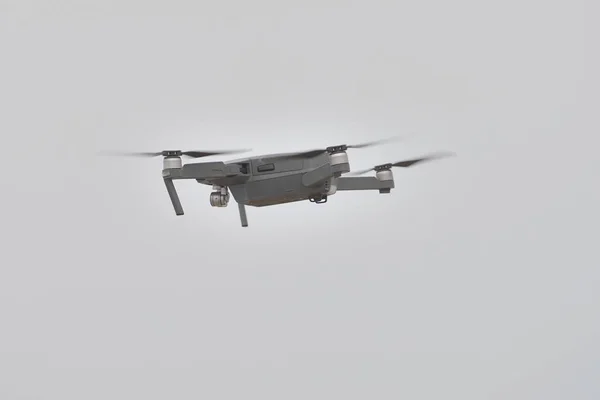 Szary drone w locie — Zdjęcie stockowe