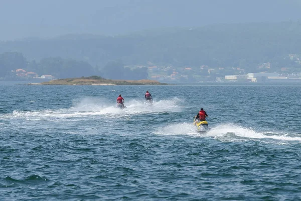 Ung man på en jet ski på havet — Stockfoto