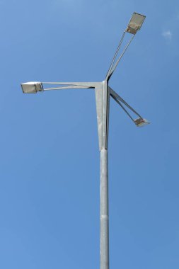 Mavi gökyüzüne karşı sokak lambası