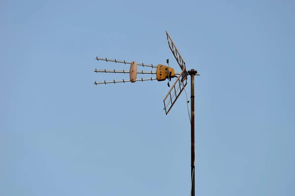 Antena de TV contra o céu azul — Fotografia de Stock