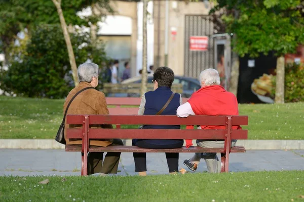 एक सड़क बेंच पर तीन बुजुर्ग महिलाओं — स्टॉक फ़ोटो, इमेज