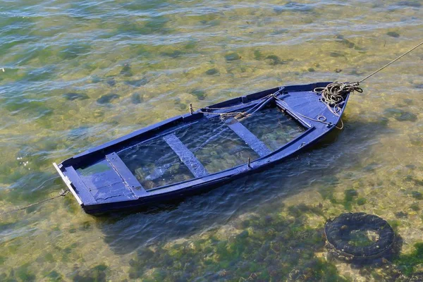 Barco de pesca de madera amarrado — Foto de Stock