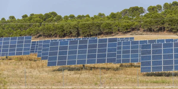 Solpaneler på fältet — Stockfoto