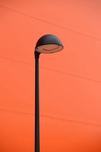 Straat lamp tegen de oranje muur — Stockfoto