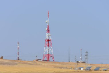 Telekomünikasyon kule mavi gökyüzü arka plan üzerinde