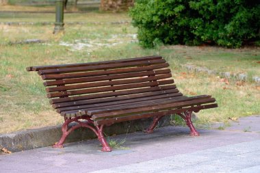 Şehir parkındaki ahşap bank.